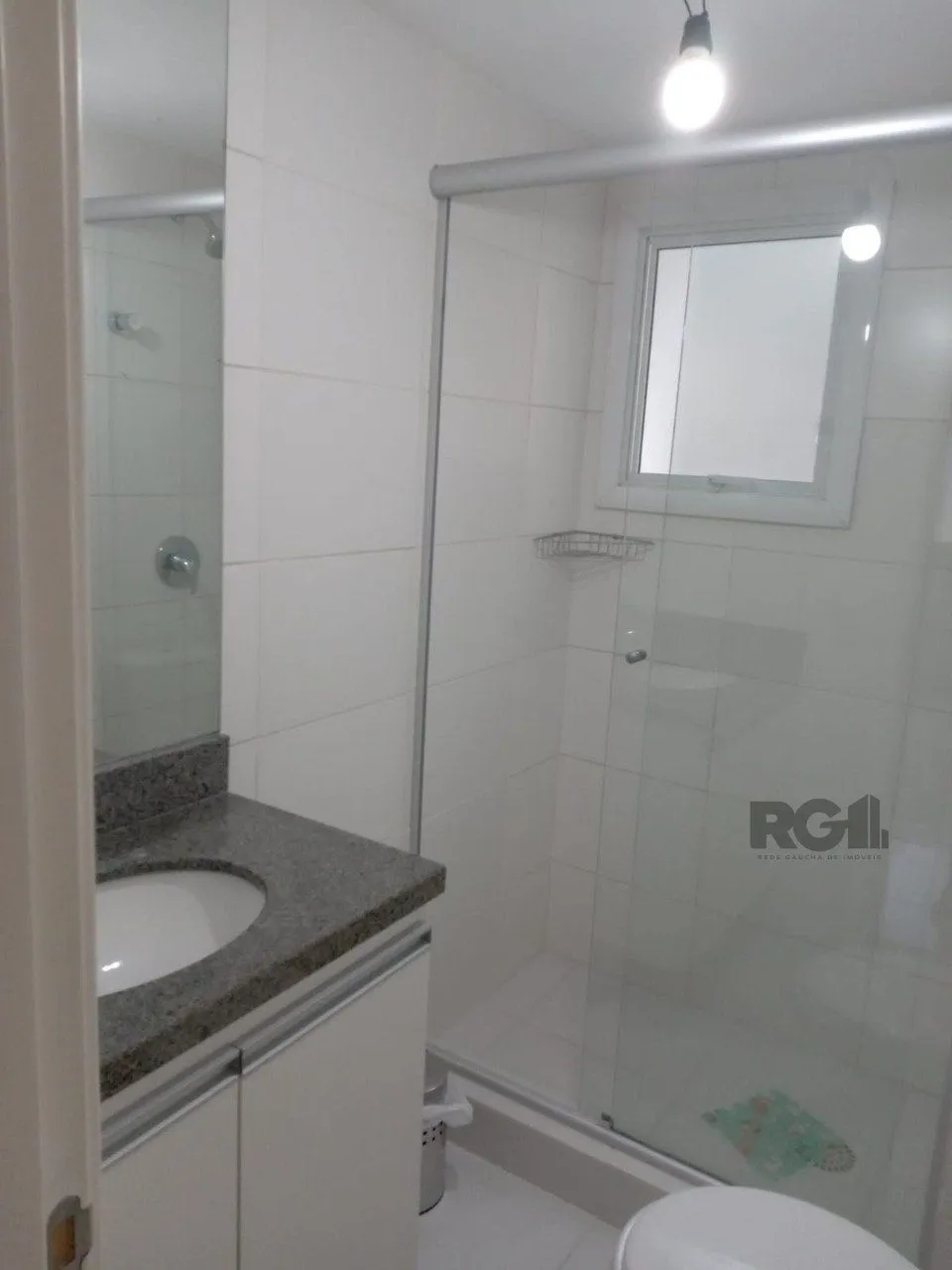 Imagem Apartamento com TERRAÇO, localizado num dos mais sofisticados bairros de Porto Alegre, bairro Rio Branco. Apartamento totalmente mobiliado.