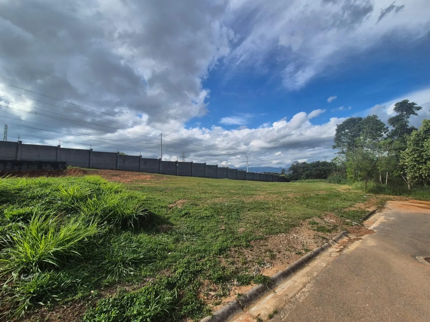 Imagem Terreno de 1219m² no Condomínio Colonial Village 2, ao Lado da Área Verde, em Localização Privilegiada!