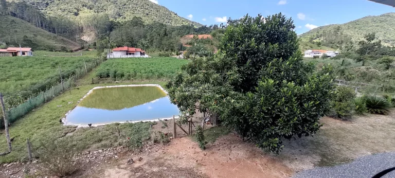Sítio a venda, Com casa e lagoa de peixes, e riacho atravessado o terreno a 300 metros da SC 108. Boa área de 4.000m² de plantio com terra boa, em Loro, Salto do Major