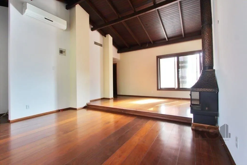 Imagem Excelente casa de 324m² com 4 dormitórios e 2 vagas.