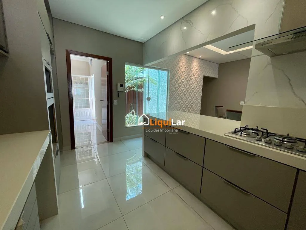 Imagem Casa Moderna no Silvia Regina com 2 Suítes, Espaço Gourmet e Acabamento Impecável
