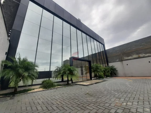 Excelente Barracão medindo 786m² sendo 490m² térreo e 288,65m² no 2° pavimento.Térreo contém 6 salas, 1 cozinha, 1 refeitório, 3 bwc.2° pavimento contém 6 salas, 1 cozinha, 3 bwc.Barracão todo mobiliado com 7 metros de pé direito. 