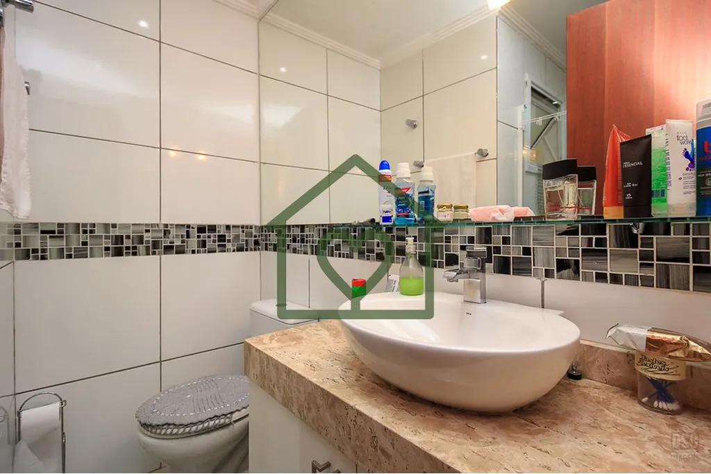 Imagem Excelente Oportunidade de sobrado com frente leste e fundos oeste, piso de porcelanato, escadas reve...