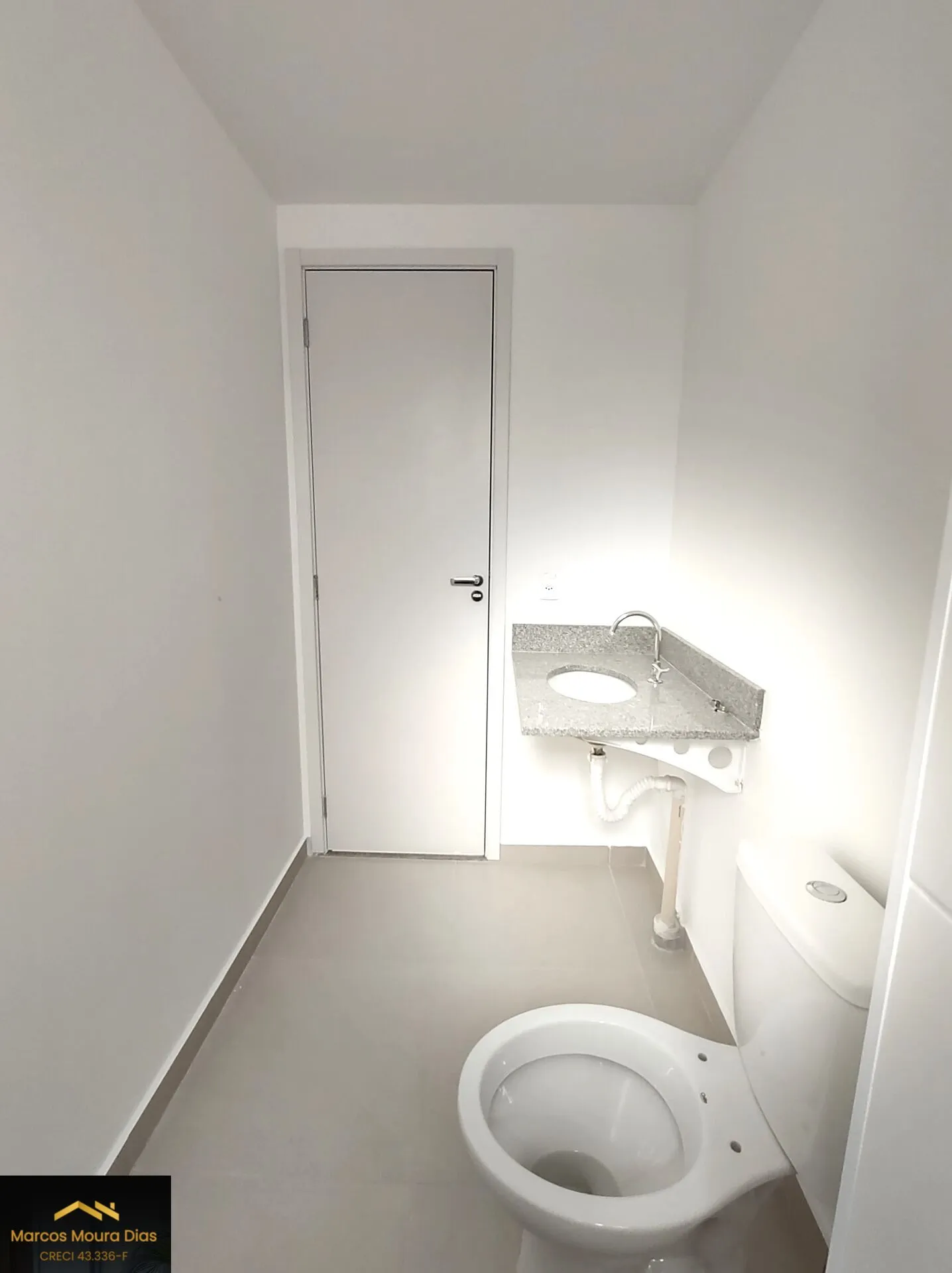 Imagem Apartamento ( Studio) com 1 Dormitório na Vila Romana, Novo, Vista Livre. Banheiro com Janela
