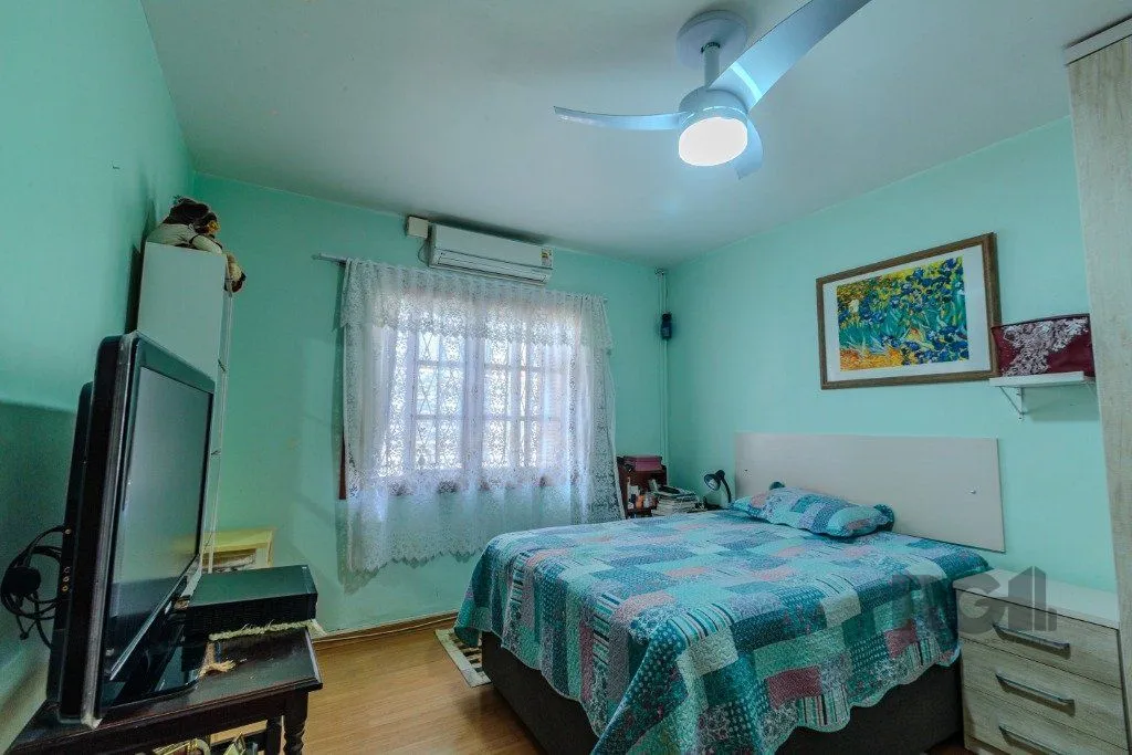 Imagem Casa 253m², 3 suítes, pátio, churrasqueira e vaga de garagem para 4 carros no bairro Nonoai