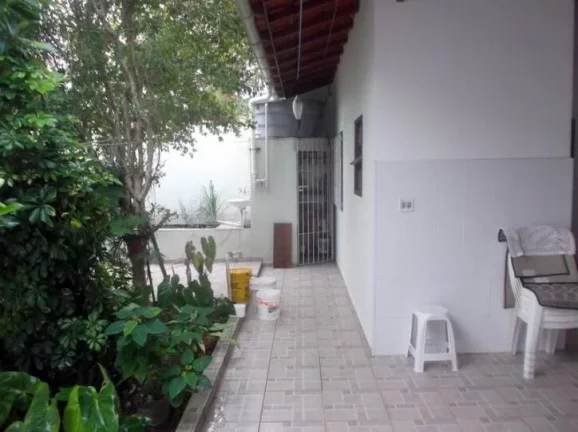 Imagem CASA COM 4 DORMITORIOS (1 SUITES)