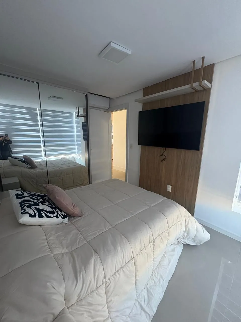 Imagem Apartamento à venda no Bairro Tristeza - Mobiliado. Lindo apartamento de 3 dormitórios, transformado em 2 dormitorios, sendo 1 suíte, com excelente distribuição dos ambientes.