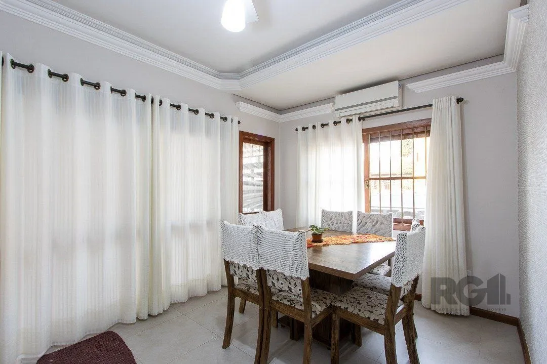 Imagem Casa para Venda com 3 dormitórios, sendo 1 suítes e 2 vagas no bairro Hípica