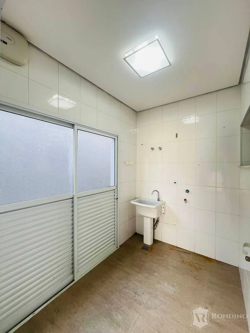 Imagem Sobrado com 5 suítes, varanda gourmet e piscina.