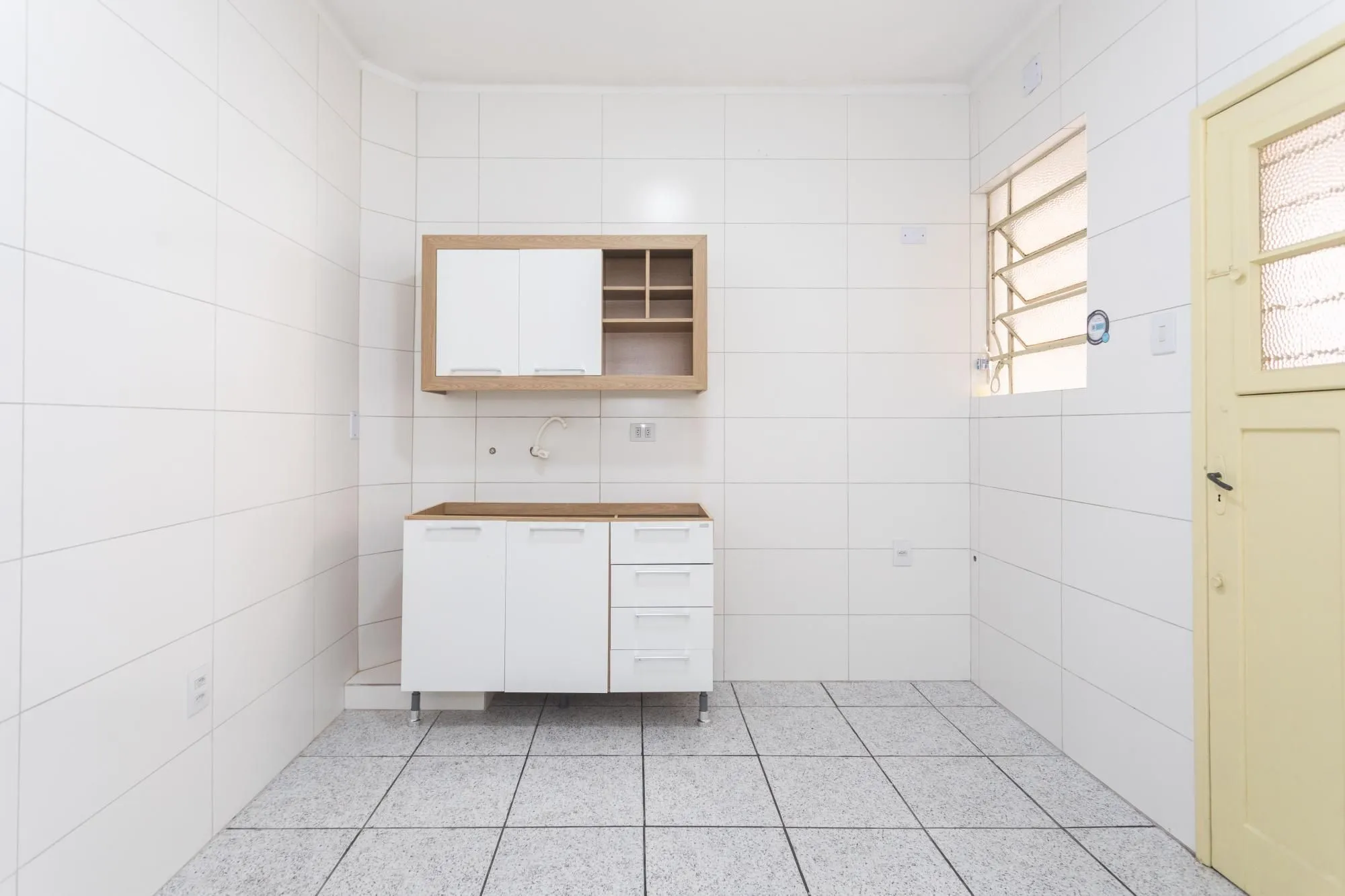 Imagem Amplo Apartamento de 3 Dormitórios com Sacada e Garagem na Av. Protásio Alves