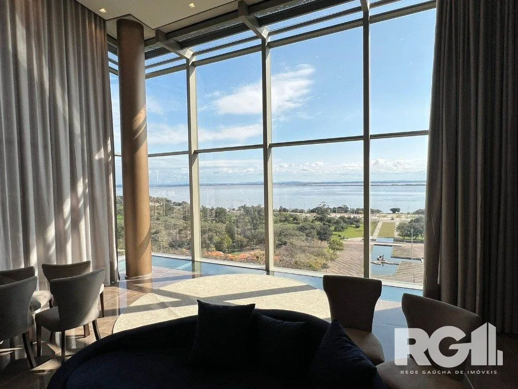 Imagem Apartamento com 143 m² privativos, possui 3 suítes, (sendo 1 máster), living, cozinha, dependência de empregada, lavabo, 143 m² de área privativa, 2 vagas de garagem.