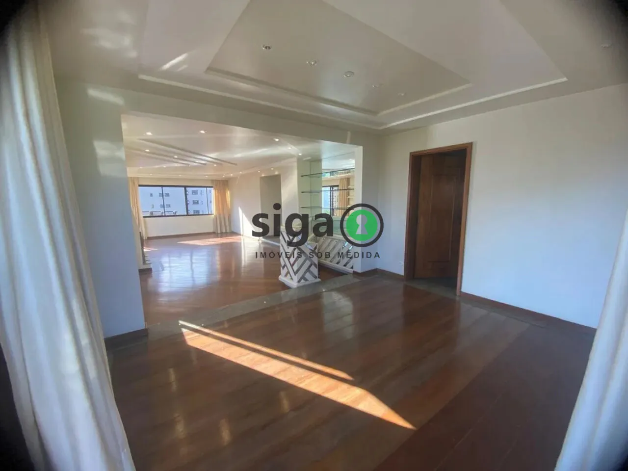 Imagem Apartamento á Venda - 235m², 4 Suítes e 4 Vagas em Moema.