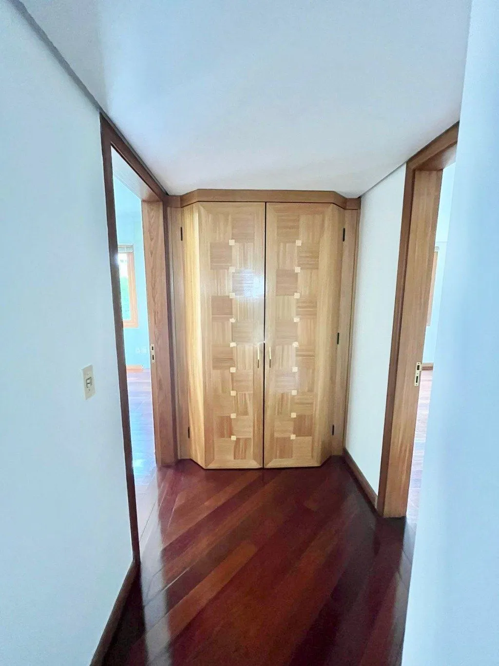 Imagem Apartamento de 4 dormitórios e 184m² à venda em Menino Deus, Porto Alegre.