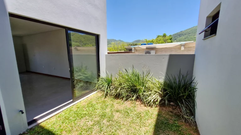 Imagem Espetacular Casa à Venda na Praia do Siriú em Garopaba: Seu Paraíso à Beira-Mar!