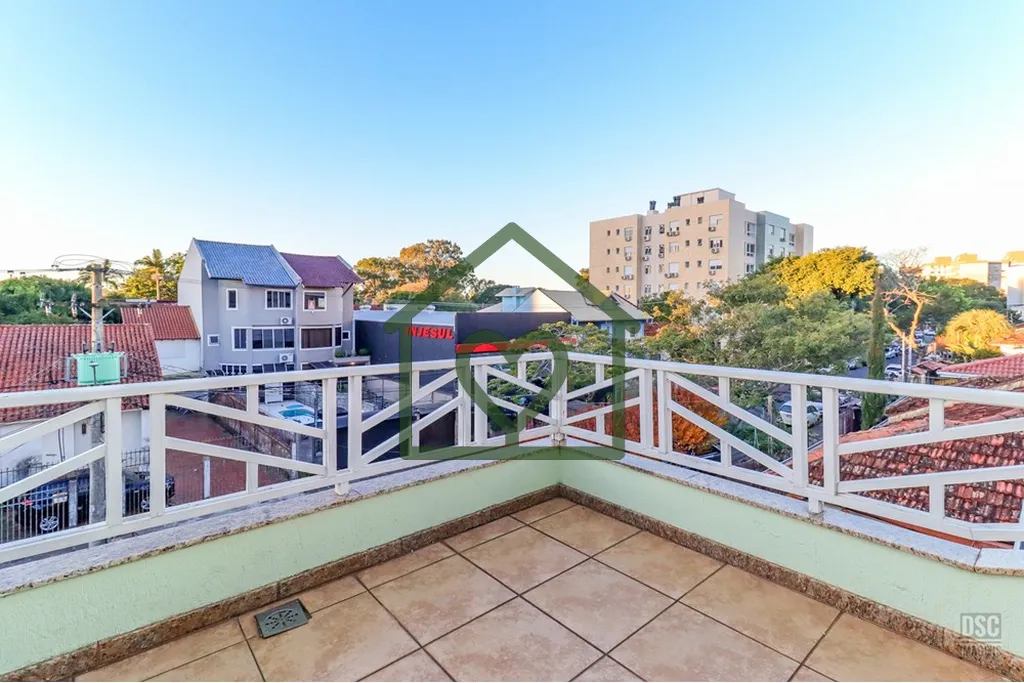 Imagem Descubra o luxo e conforto desta magnífica casa de 4 quartos e 6 banheiros, localizada na Tristeza....
