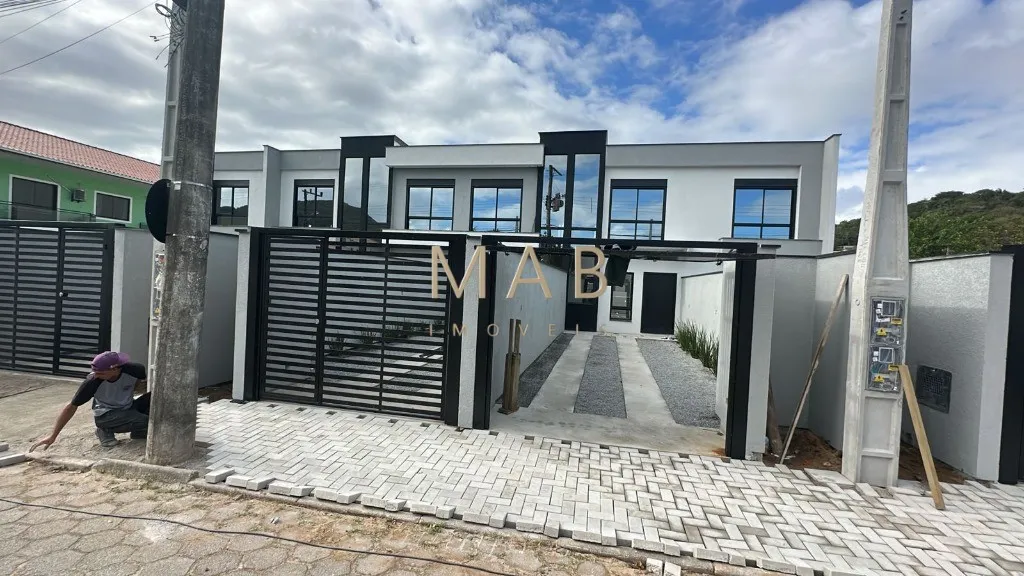 Imagem Sobrado geminado com 82,00m² de área interna, sala de estar e cozinha com Living Open Concept, 1 lavabo social, 2 suítes amplas com pé direito alto, e