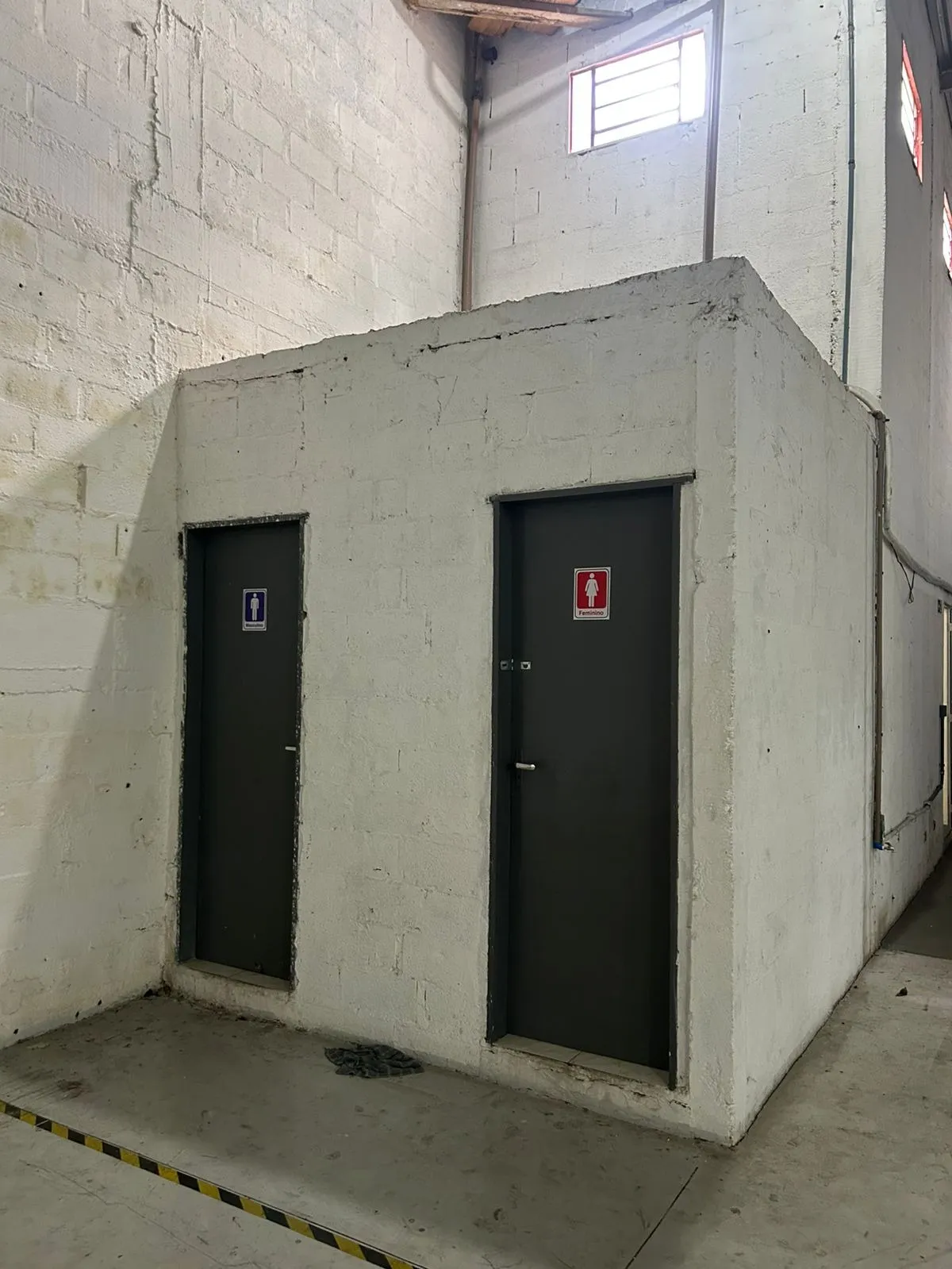 Imagem Galpão Industrial e Comercial de 825 m² em Taubaté - Acesso para Dutra