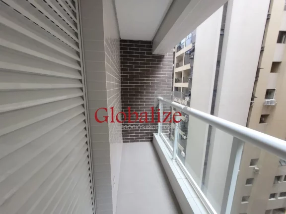 Imagem Apartamento à venda com 82m², 2 suites, varanda com Grill, piscina, vaga demarcada por R$875.000,00 na Ponta da Praia em Santos