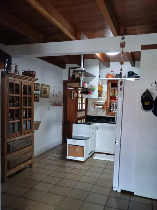 Imagem Espaçosa casa em Garopaba-SC: 3 dormitórios, suíte, jardim e documentação completa.