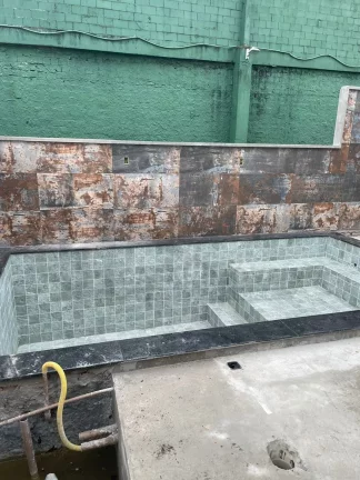 Imagem CASAL IMÓVEIS VENDE CASA TERREA MONTENEGRO BOULEVARD 3 SUÍTES + 6 VGS + PISCINA PRIVATIVA