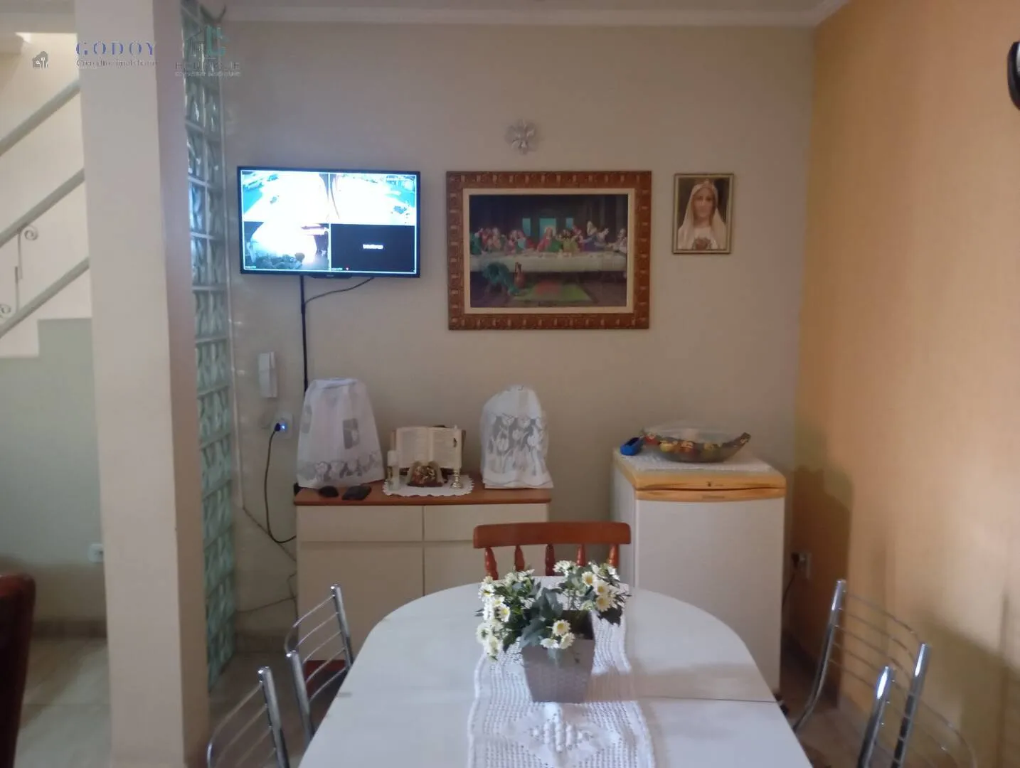 Imagem Imperdível! Sobrado com Suíte no Térreo + 2 Quartos e Garagem p/ 2 Carros.