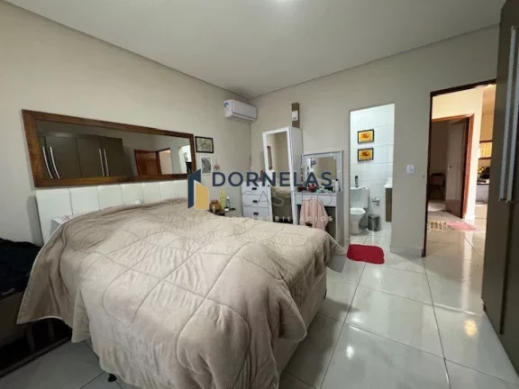 Imagem CASA COM 3 QUARTOS, 1 SUÍTE, VEREDA DA CRUZ, COND. FECHADO ACEITA CARRO
