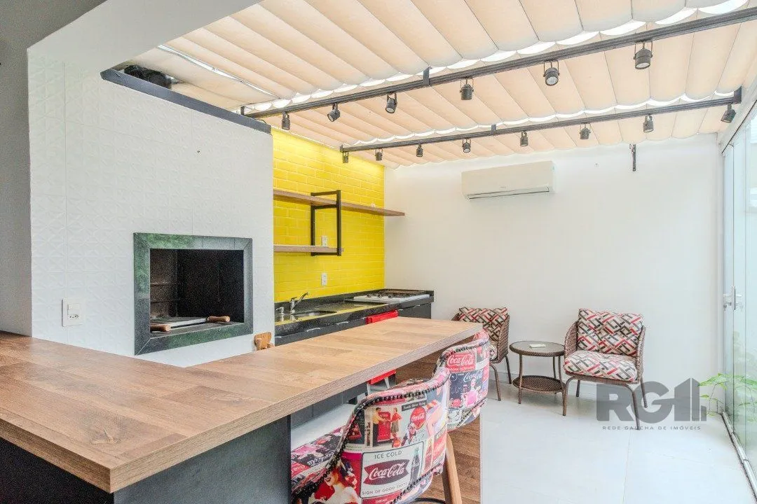 Imagem Casa impecável e mobiliada, com 3 niveis, possui 3 dormitórios sendo 1 suíte, 4 banheiros.