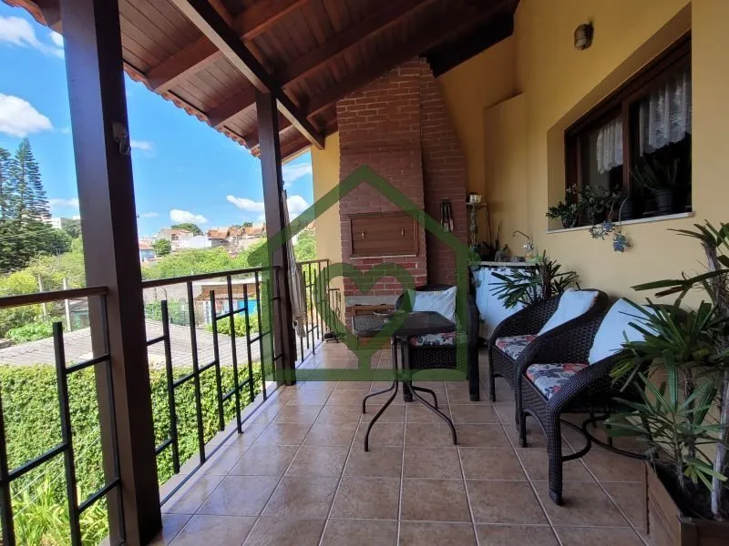 Imagem Casa estilo " tradicional", sólida, construída p/ morar e ter muita história, como disse o propri...