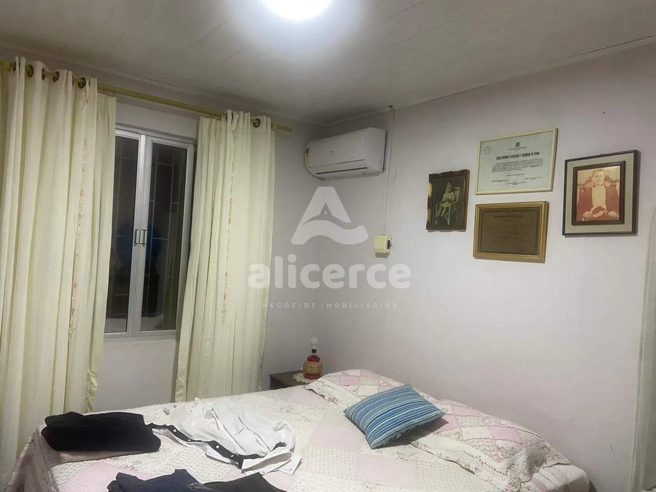 Imagem Casa com excelente localização no bairro Estreito, a apenas uma quadra da Beira-Mar Continental