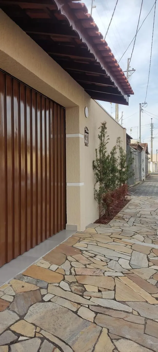 Imagem Casa Estilo Clássico com 3 Quartos, Piscina, Área Gourmet, 4 Vagas e Excelente Localização Próxima ao Centro