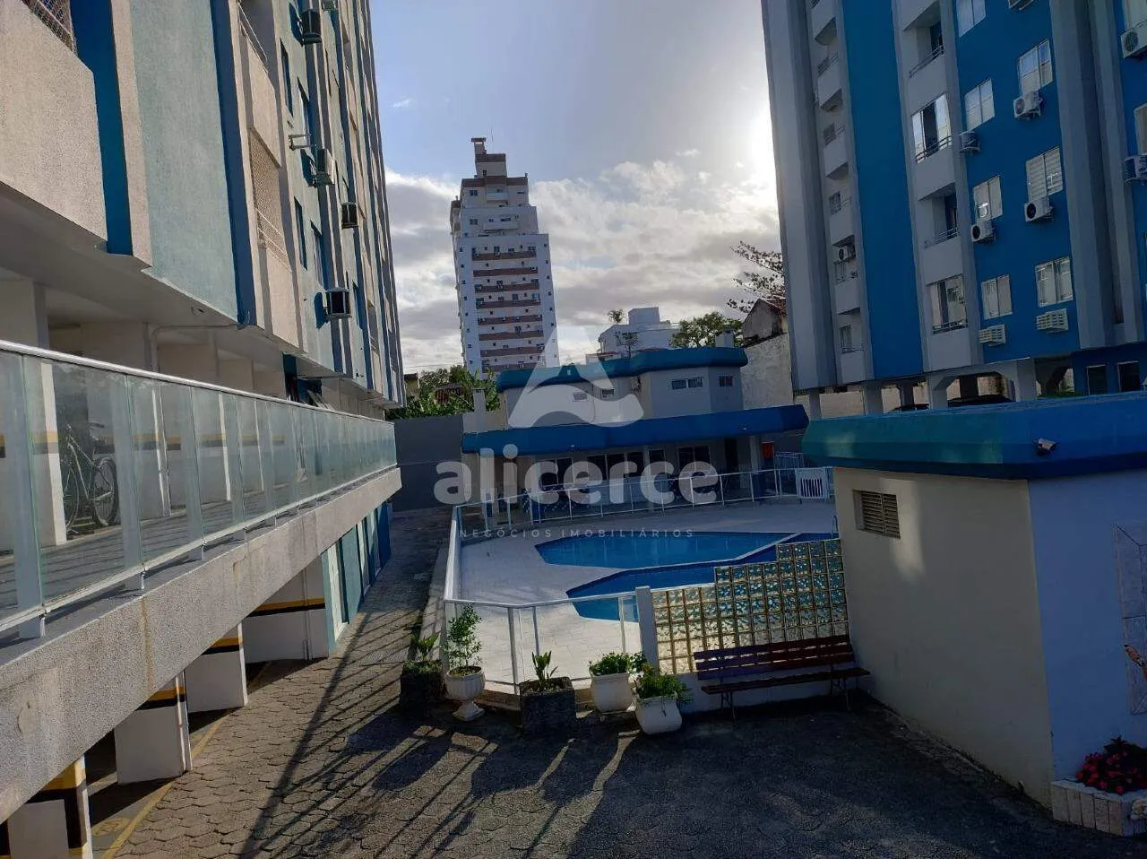 Imagem Apartamento Recém reformado, semi mobiliado 2 Dormitórios , elevador, piscina, Barreiros, São José/SC