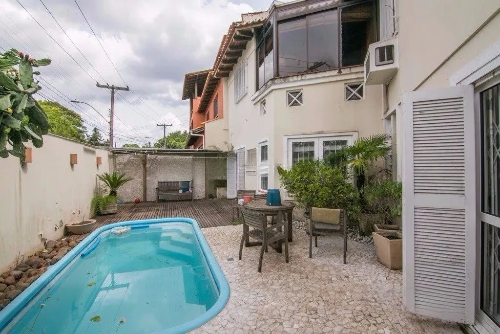 Imagem Casa de esquina com 6 dormitórios, 430m², piscina, 4 vagas