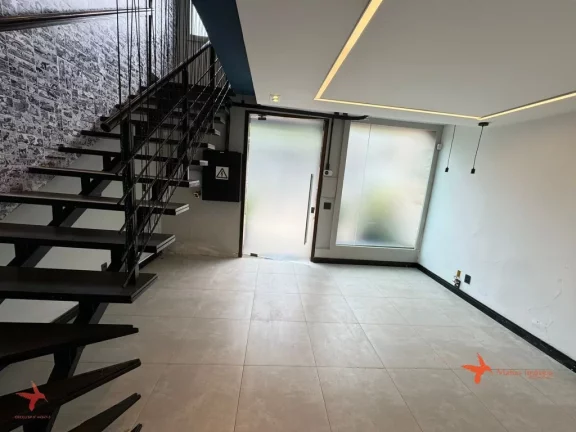 Imagem Casa Comercial à Venda em Pinheiros, São Paulo-SP: 5 Salas, 3 Banheiros, 1 Vaga de Garagem e 120m² de Área