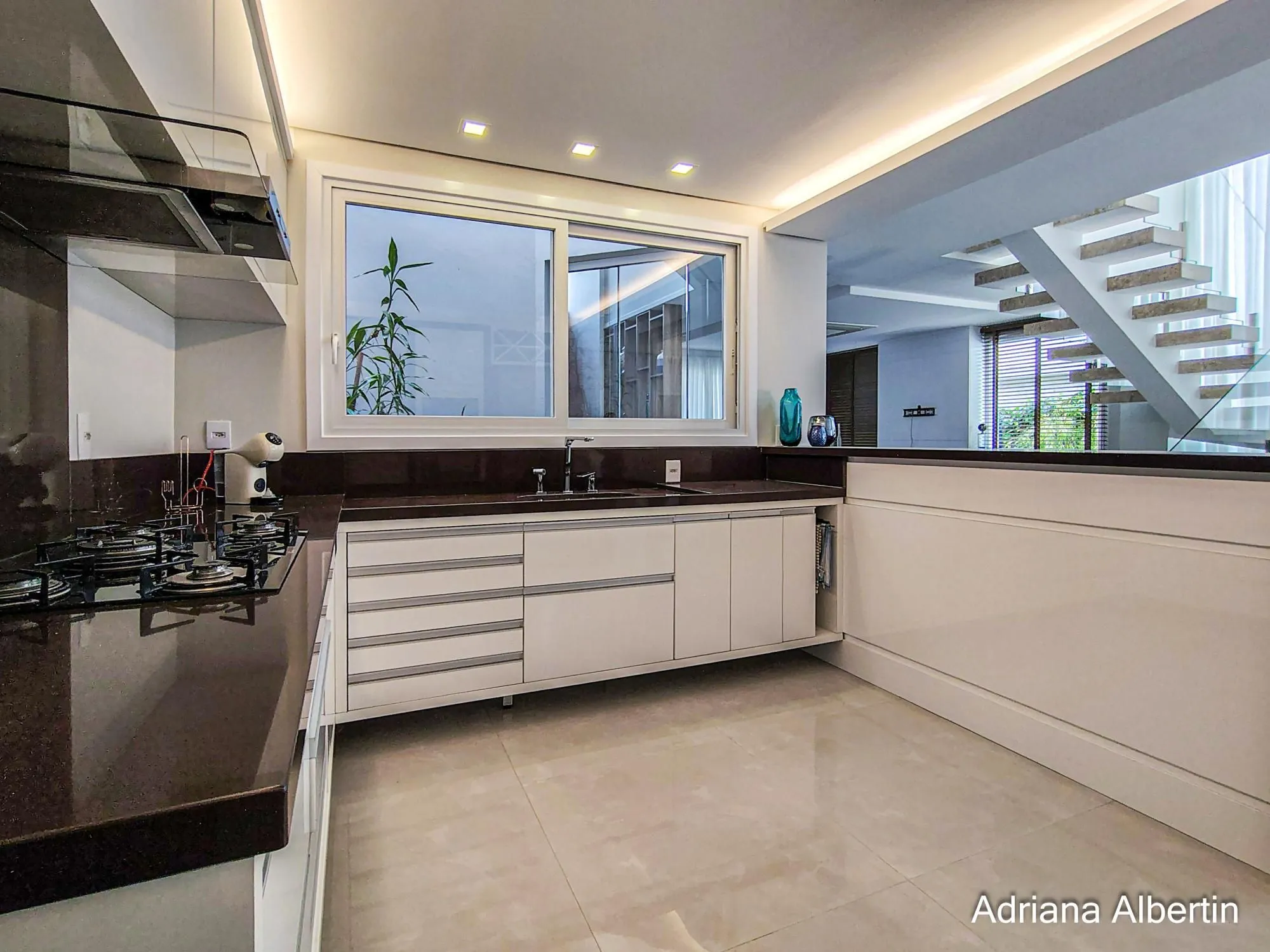 Imagem ALPHAVILLE PORTO ALEGRE | CASA COM FUNDOS PARA APP E ÁREA EXTERNA COMPLETA
