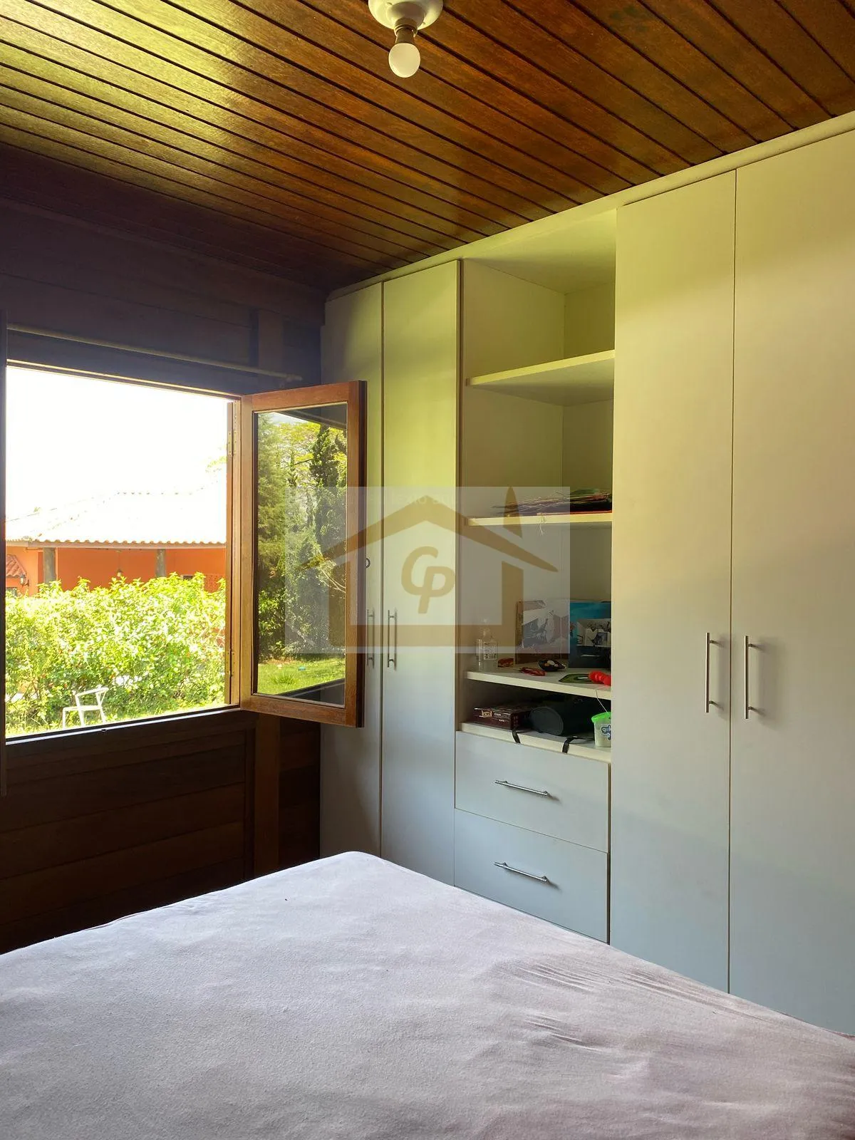 Imagem Casa mista com belo jardim 3 quartos sendo um suíte, 5 vagas. Rústico que encanta!