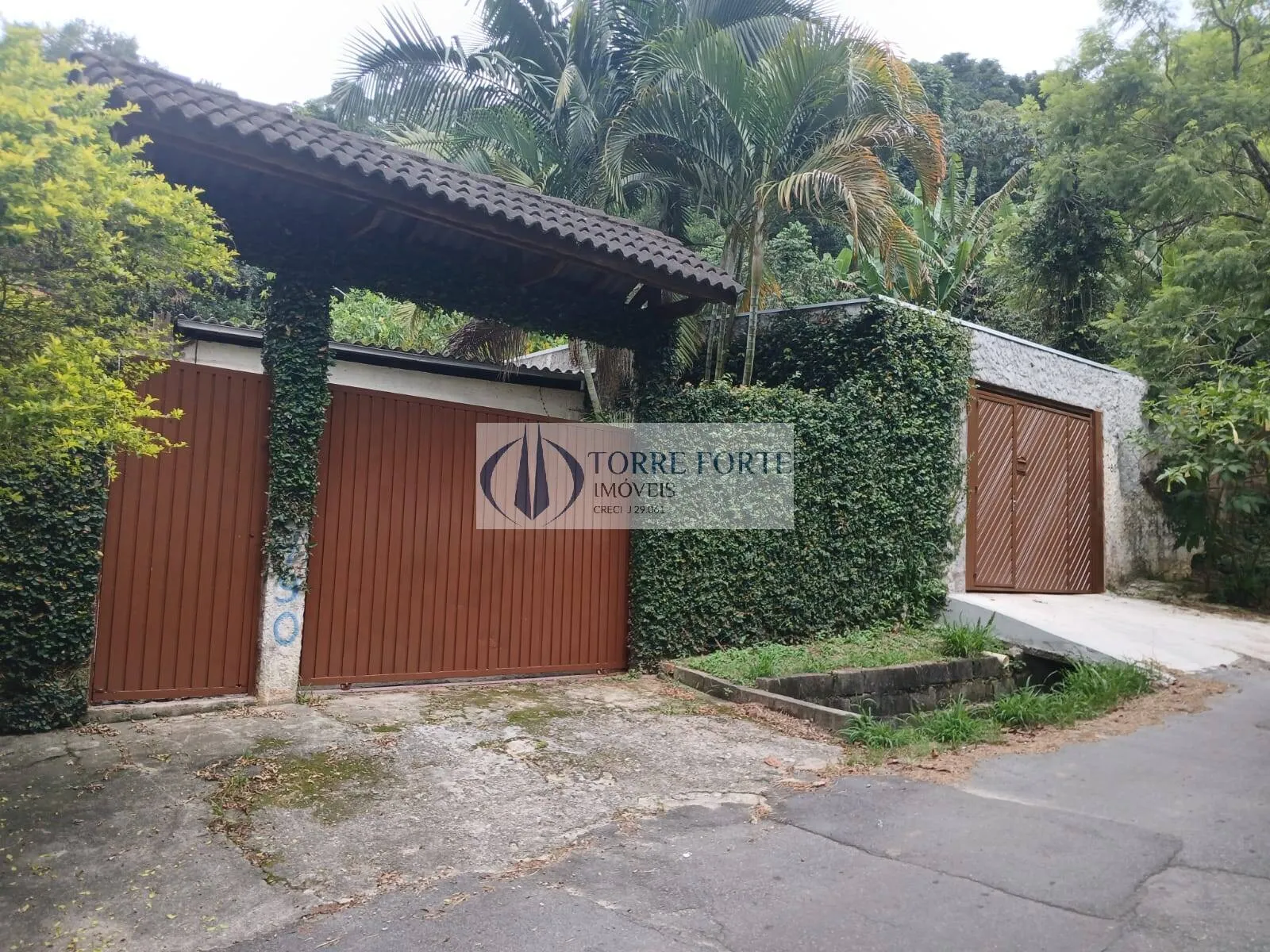 Imagem Casa com 5 quartos 1 suite 6 vagas de garagem na Serra da Cantareira.