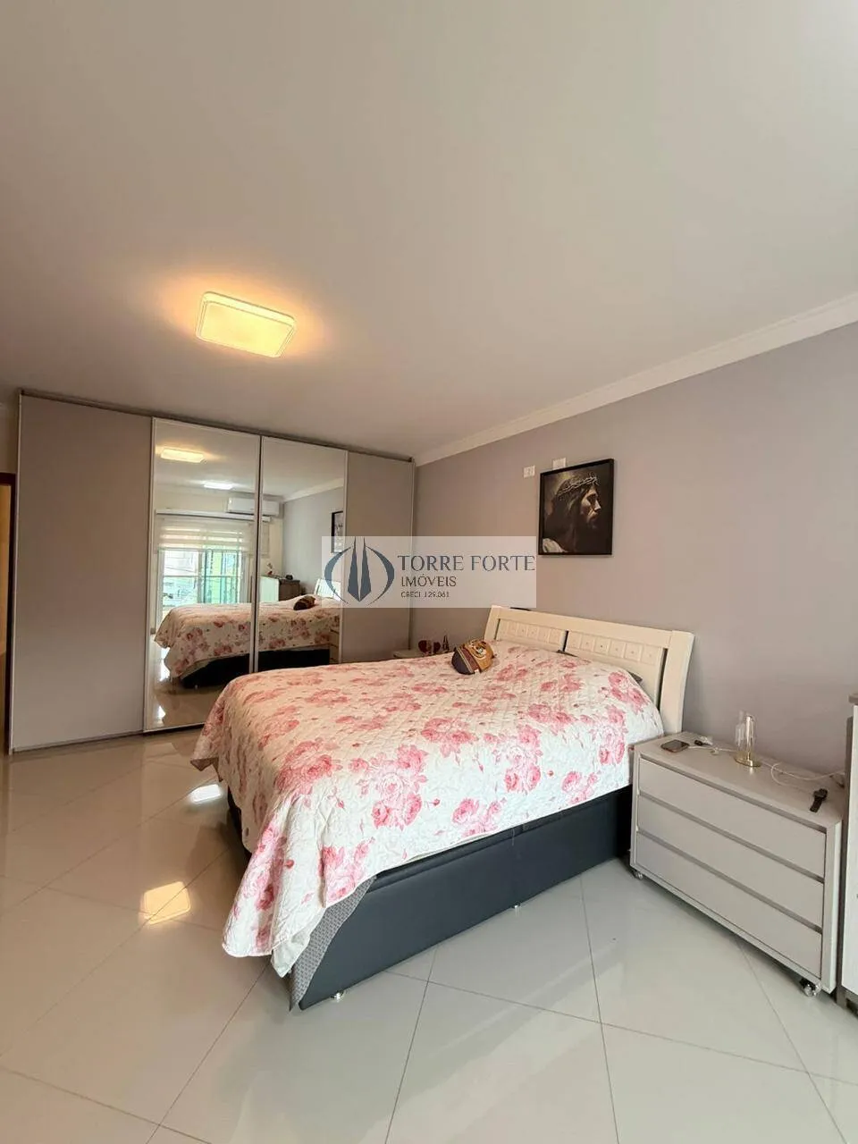 Imagem Linda casa com 4 dormitorios 4 suites 2 vagas na Penha.