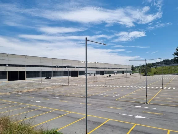 Imagem Galpão Comercial para Locação em Atibaia-SP, Bairro Pinheirinho: 2 Banheiros, 25 Vagas, 8.538,69m² de Área. Venha Conferir!