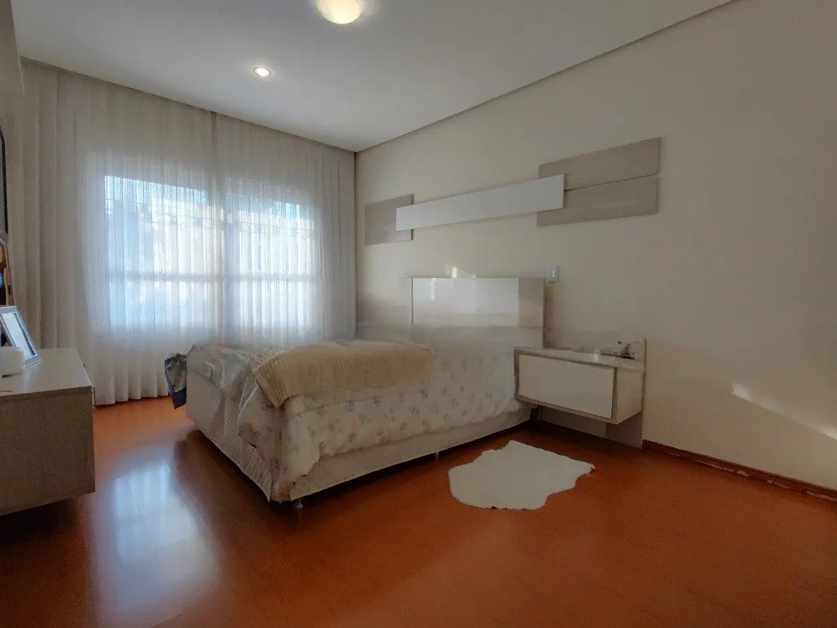 Imagem Casa com 4 dormitórios, espaço gourmet e terraço na Zona Norte de Porto Alegre