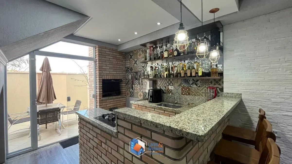 Imagem Sobrado para venda em Jardim Regina com 3 quartos, sendo 3 suítes, 183m²