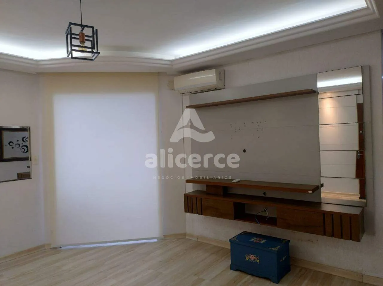 Imagem Apartamento semi mobiliado, 3 dorm. com suíte, andar alto e vista livre em Barreiros - São José - SC