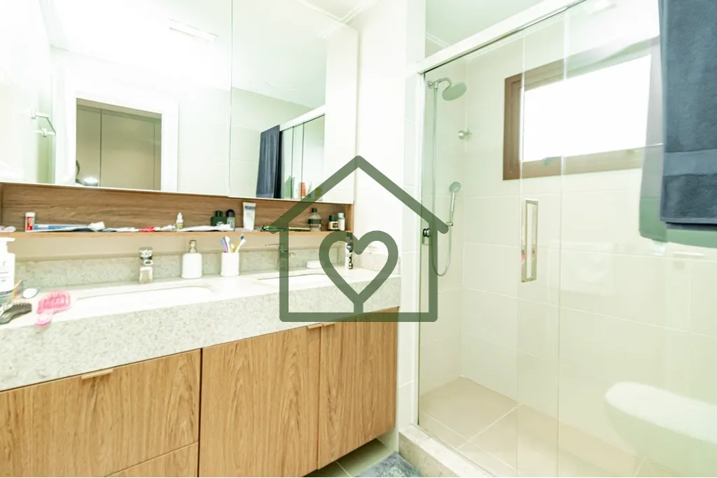 Imagem Você está prestes a descobrir um verdadeiro achado no coração de Menino Deus. Este apartamento d...