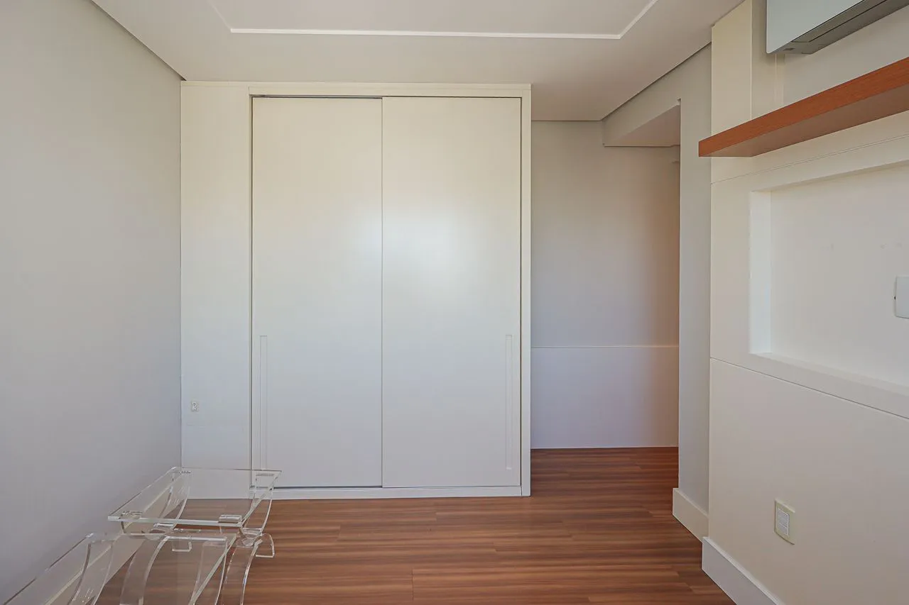 Imagem Apartamento de 3 quartos, 3 suítes, com 02 garagens individuais no Bairro Petrópolis, próximo a Encol.