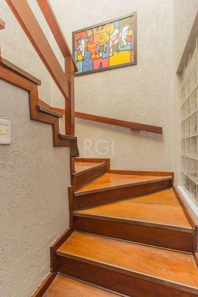 Imagem Casa à venda - 230m², 4 quartos, sendo 2 suítes, churrasqueira, piscina e 03 vagas de garagem