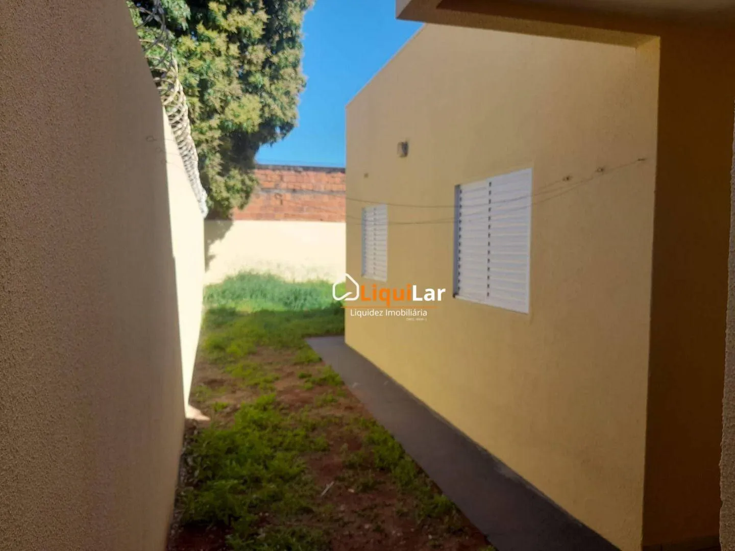 Imagem Casa Usada à Venda no Asfalto com 2 Quartos, Varanda, Amplo Quintal e Possibilidade de Minha Casa Minha Vida
