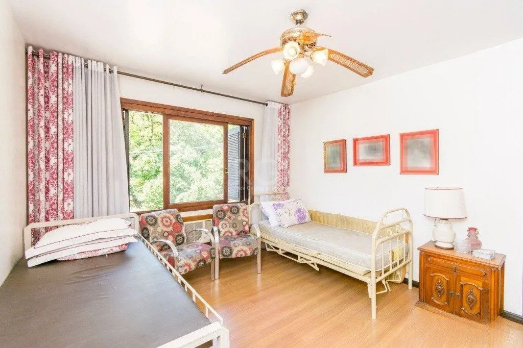 Imagem Casa de 333m² com 4 dormitórios, pátio com piscina, espaço gourmet com churrasqueira e 4 vaga de garagem no bairro Passo da Areia