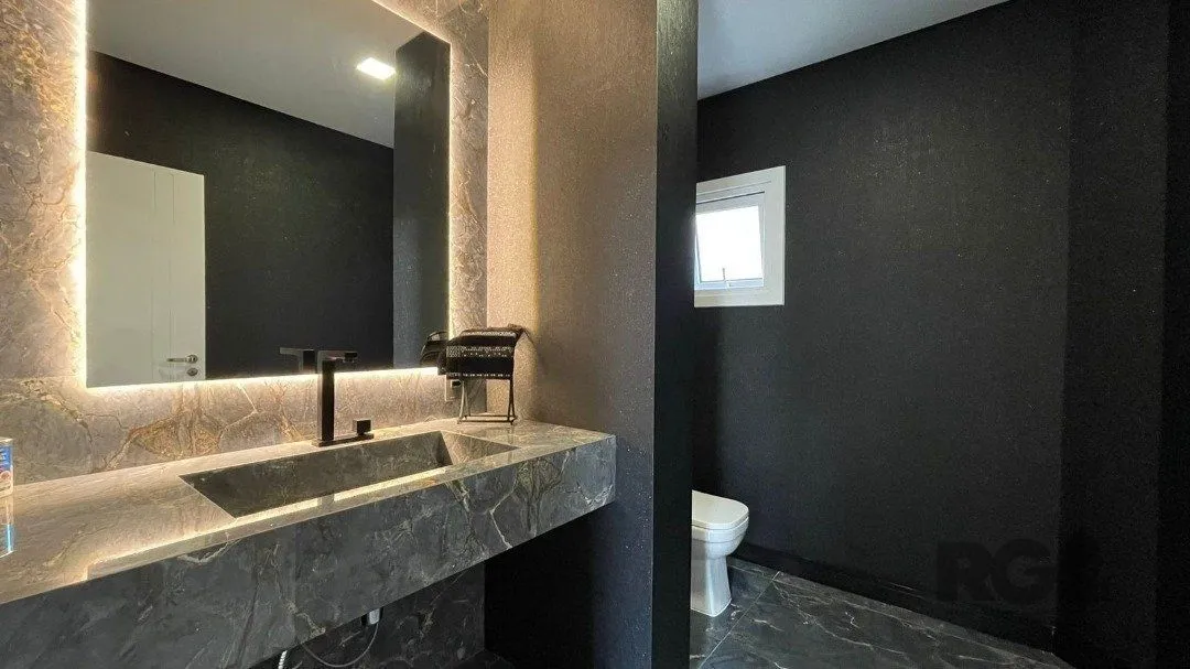 Imagem Linda Casa Ampla com 3 Suítes Construída Recentemente em Condomínio no Bairro Nobre de Gramado