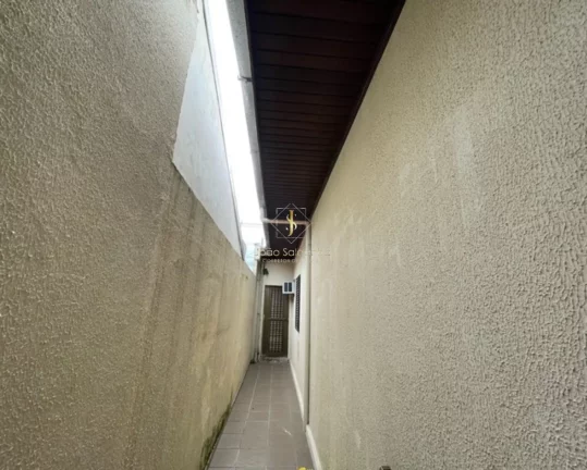 Imagem Casa com piscina no centro de Guaratuba para venda, amplo terreno!