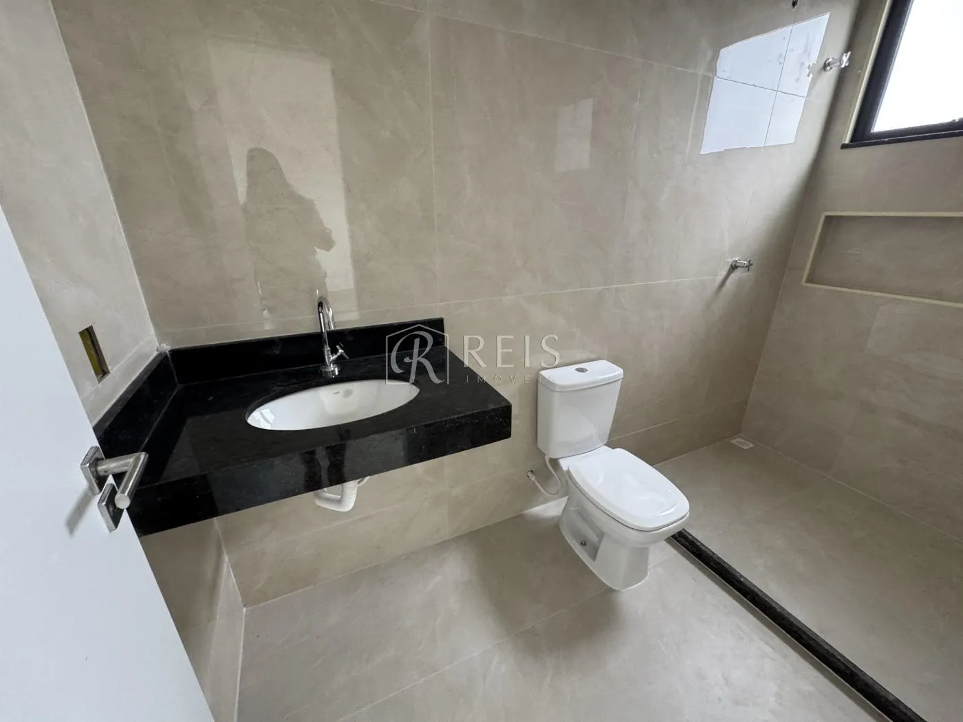 Imagem Casa para Venda em Rio das Ostras, Costazul, 3 dormitórios, 3 suítes, 4 banheiros, 3 vagas