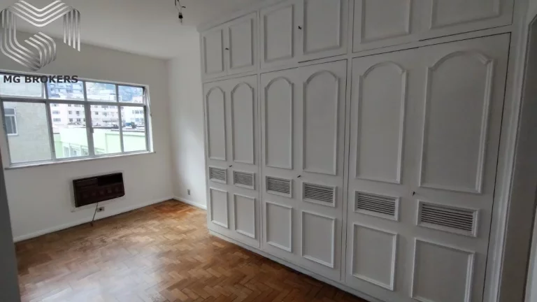Imagem Imóvel Exclusivo na Tijuca: Apartamento com 4 Quartos, 2 Suítes, 3 Salas, 4 Vagas de Garagem e 160m² - Rio de Janeiro-RJ